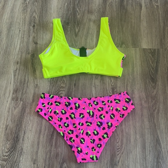 Bikini - Picture 3 of 4